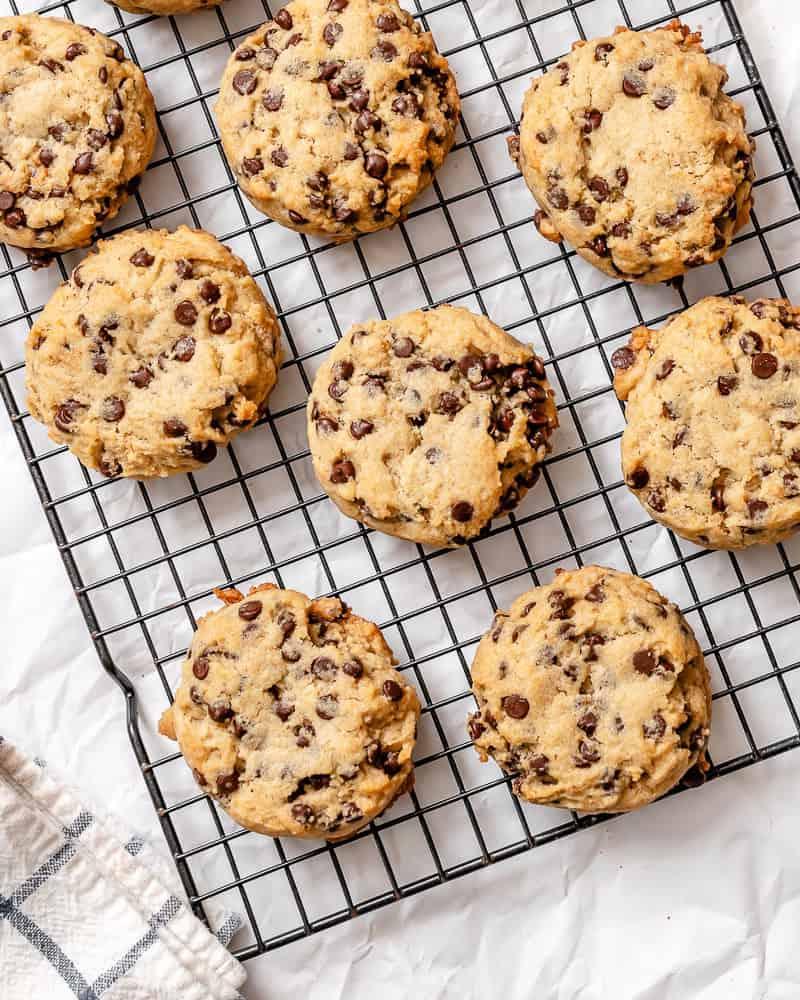 Alles-Drin-Kekse 2 Fertige Kitchen Sink Cookies auf einem Abkühlgitter