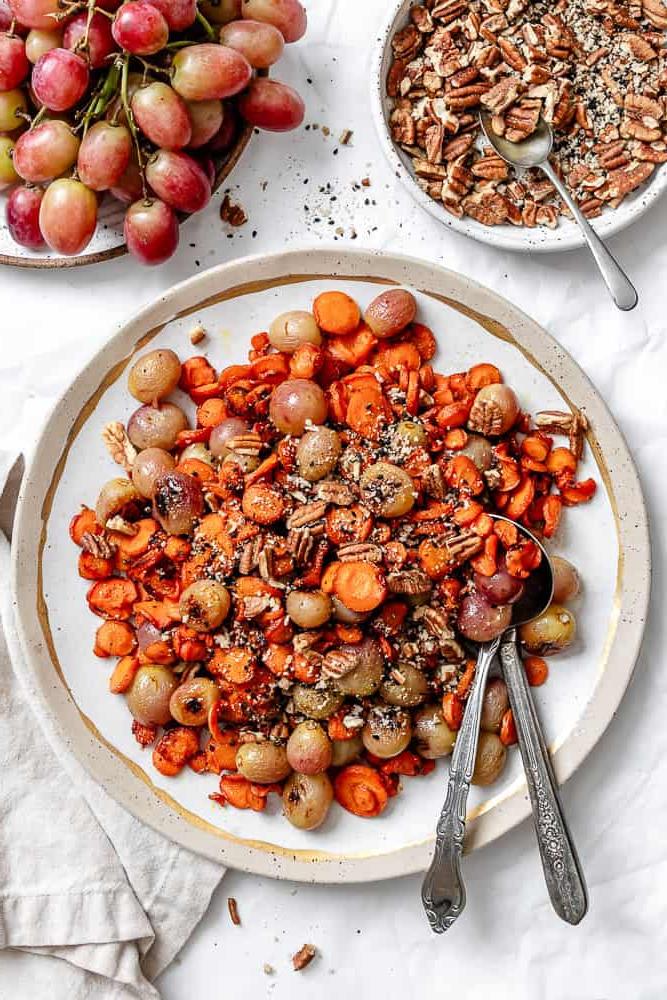 Karotten- und Kalifornische Trauben-Beilage 2 completed Carrot Grape Side Dish on a plate