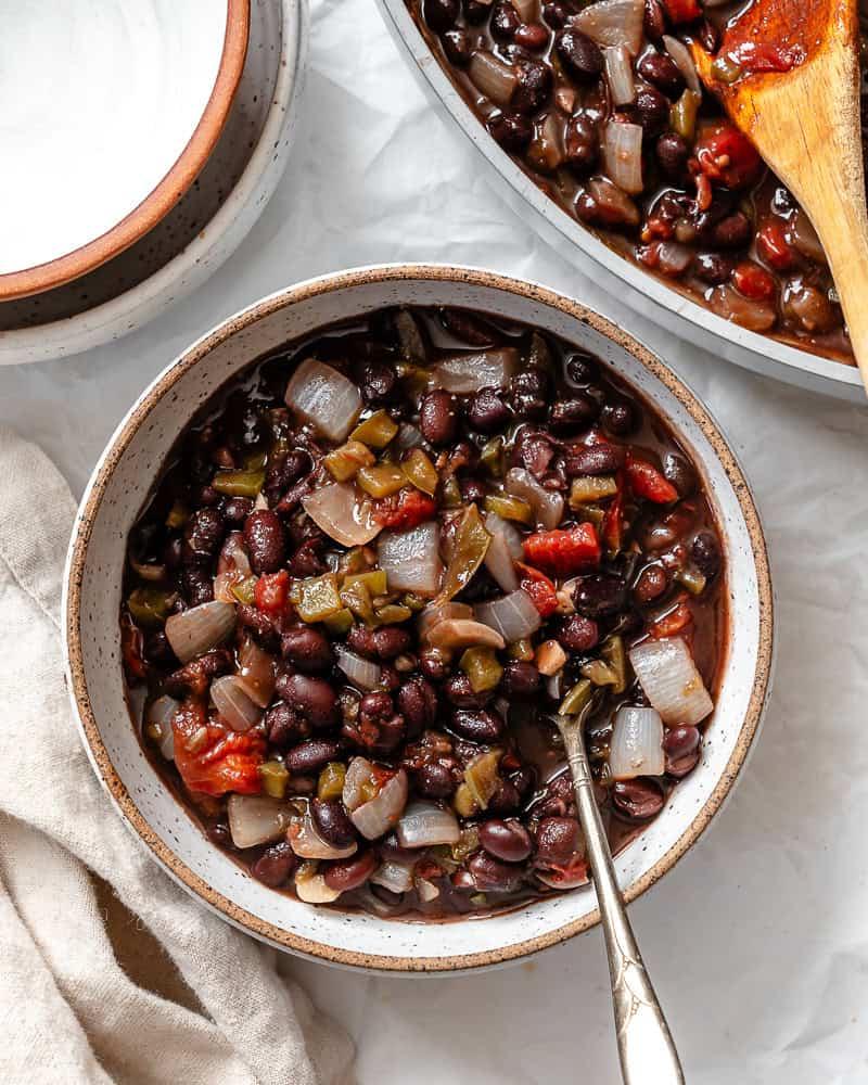 Schwarzbohnen-Chili 2 Eine Schüssel mit Schwarzem Bohnen Chili.