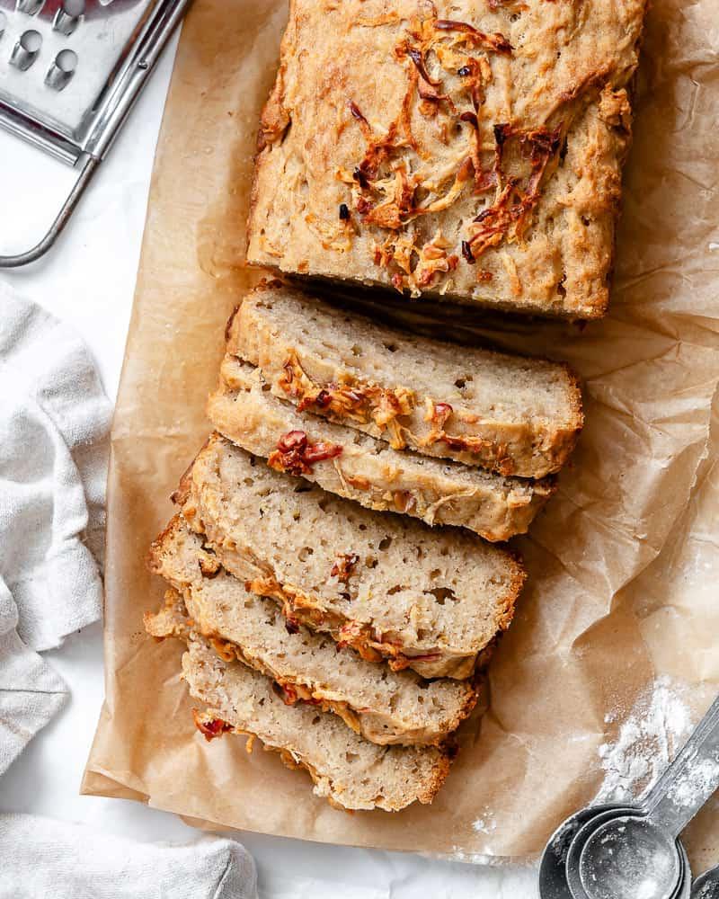Apfel-Zimt-Brot 2 Frisch gebackenes veganes Apfel-Zimt-Brot auf Backpapier.