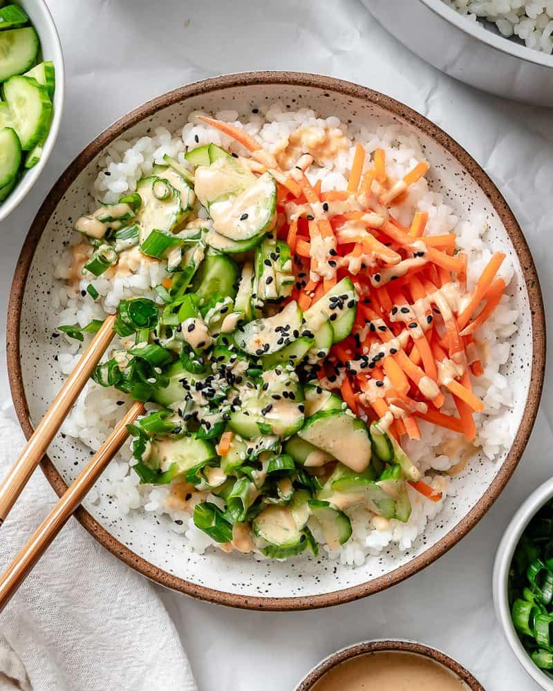 Sushi-Schüssel 2 Eine vegane Sushi Bowl mit Reis und Gemüse.