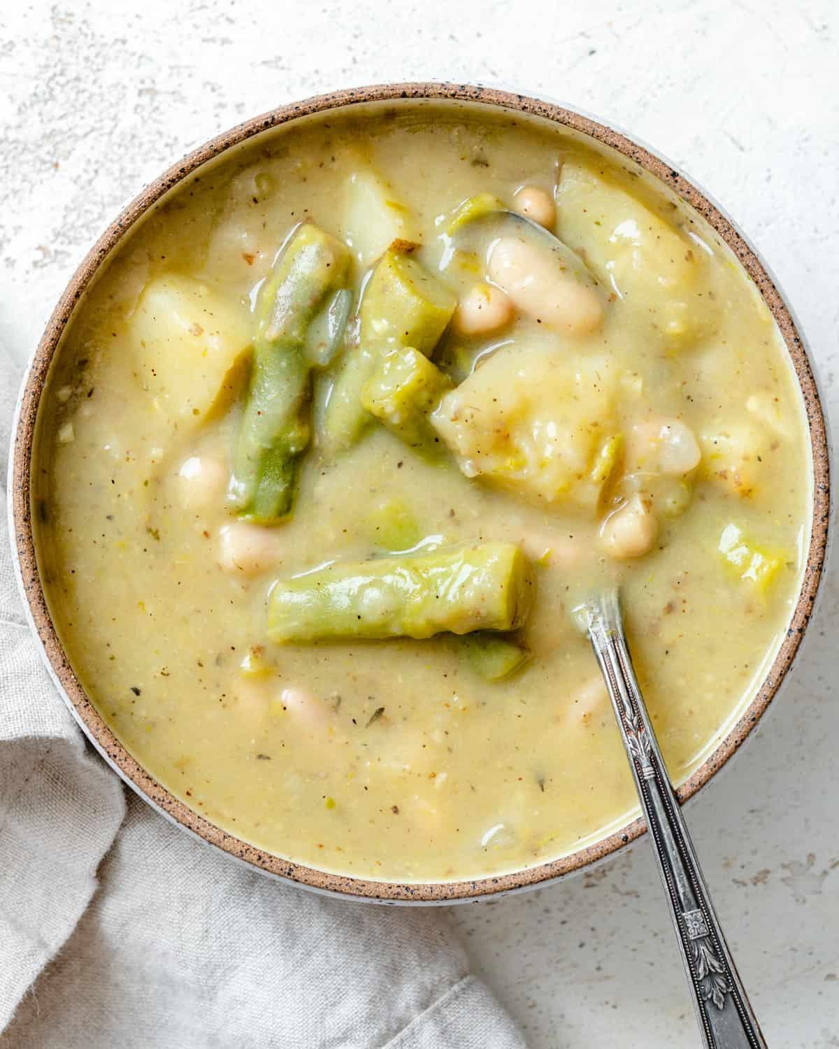 Vegane Spargelsuppe 2 Fertige vegane Spargelcremesuppe in einer Schüssel