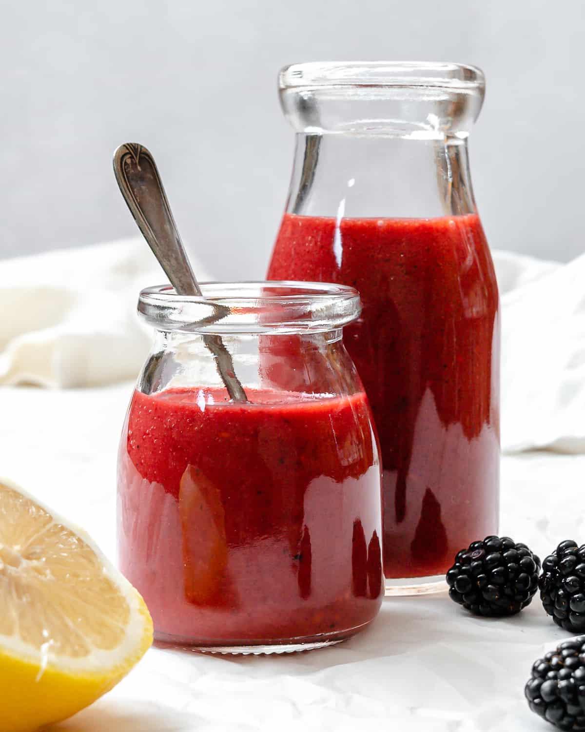 5-Minuten-Brombeervinaigrette 2 Fertige 5-Minuten Brombeer-Vinaigrette in zwei Glasgefäßen.