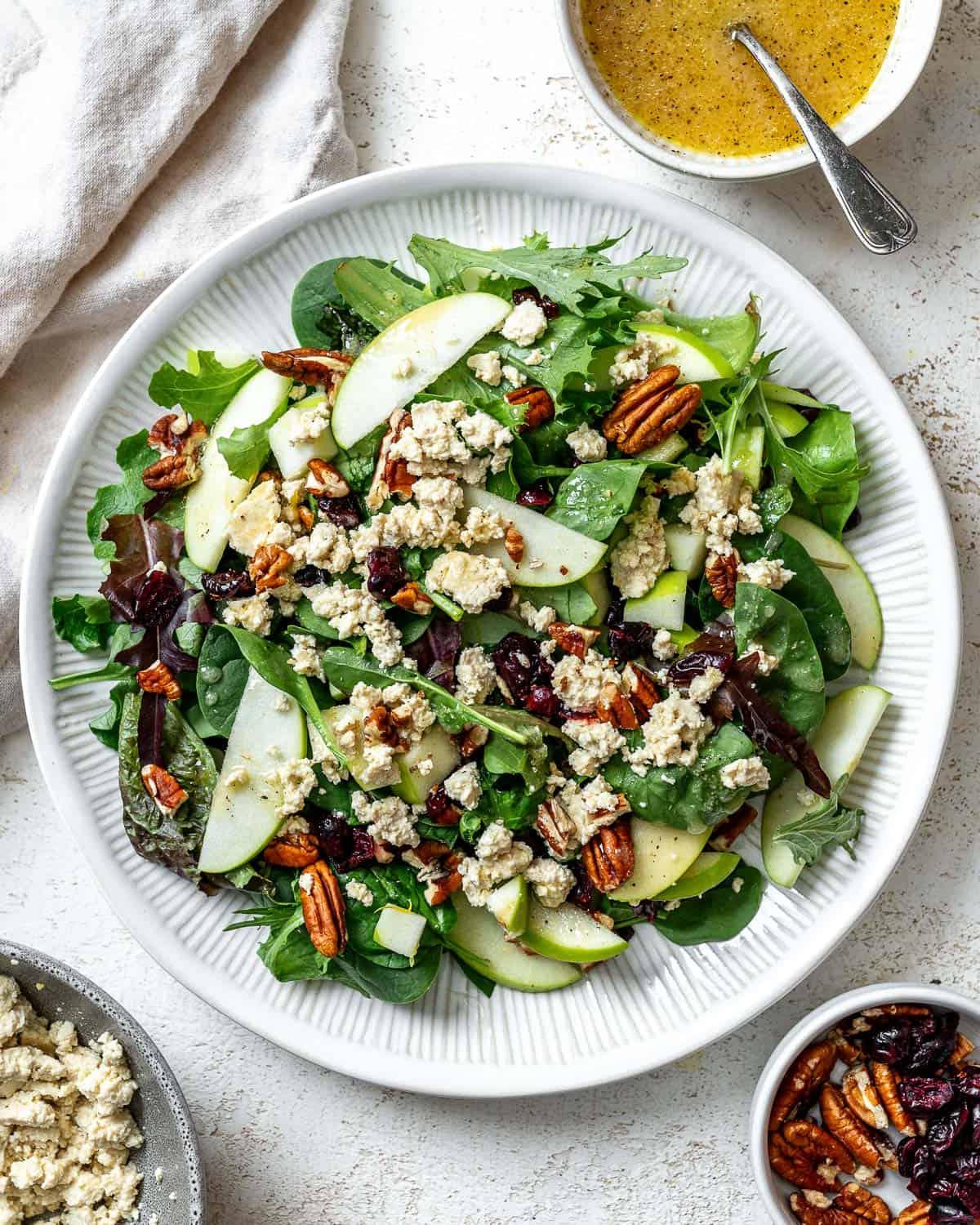 Fertiger einfacher Apfel-Pekannuss-Salat [mit Cranberries] in einer Schüssel