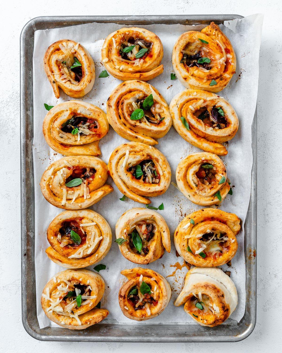 Vegane Pizzaröllchen 1 several completed vegan pizza rolls on a baking dish