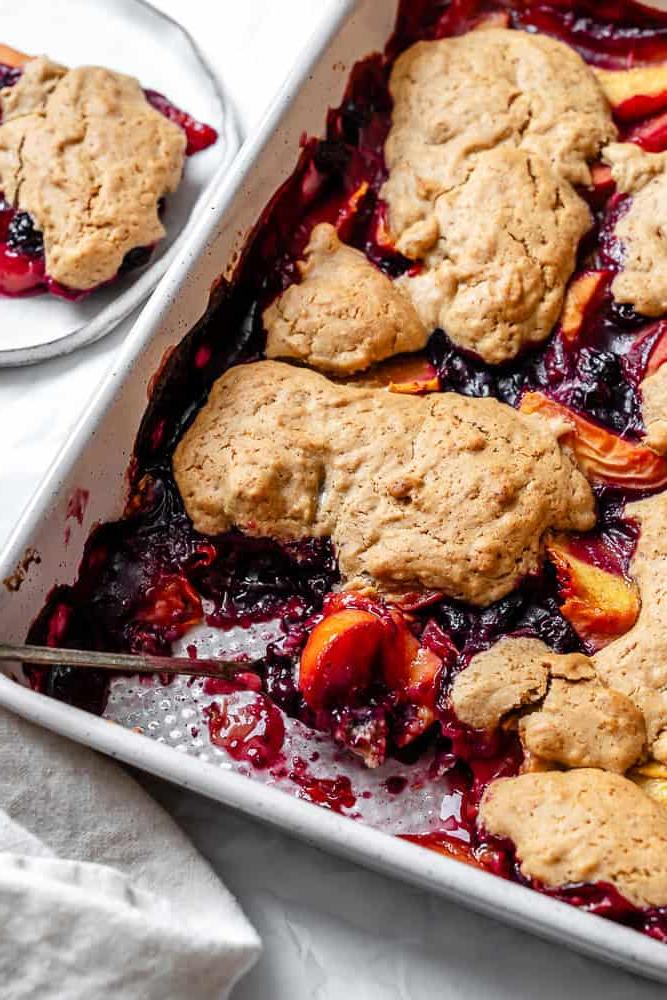 Einfacher Pfirsich- und Heidelbeer-Auflauf 2 Fertiger Pfirsich-Blaubeer-Cobbler in der Backform