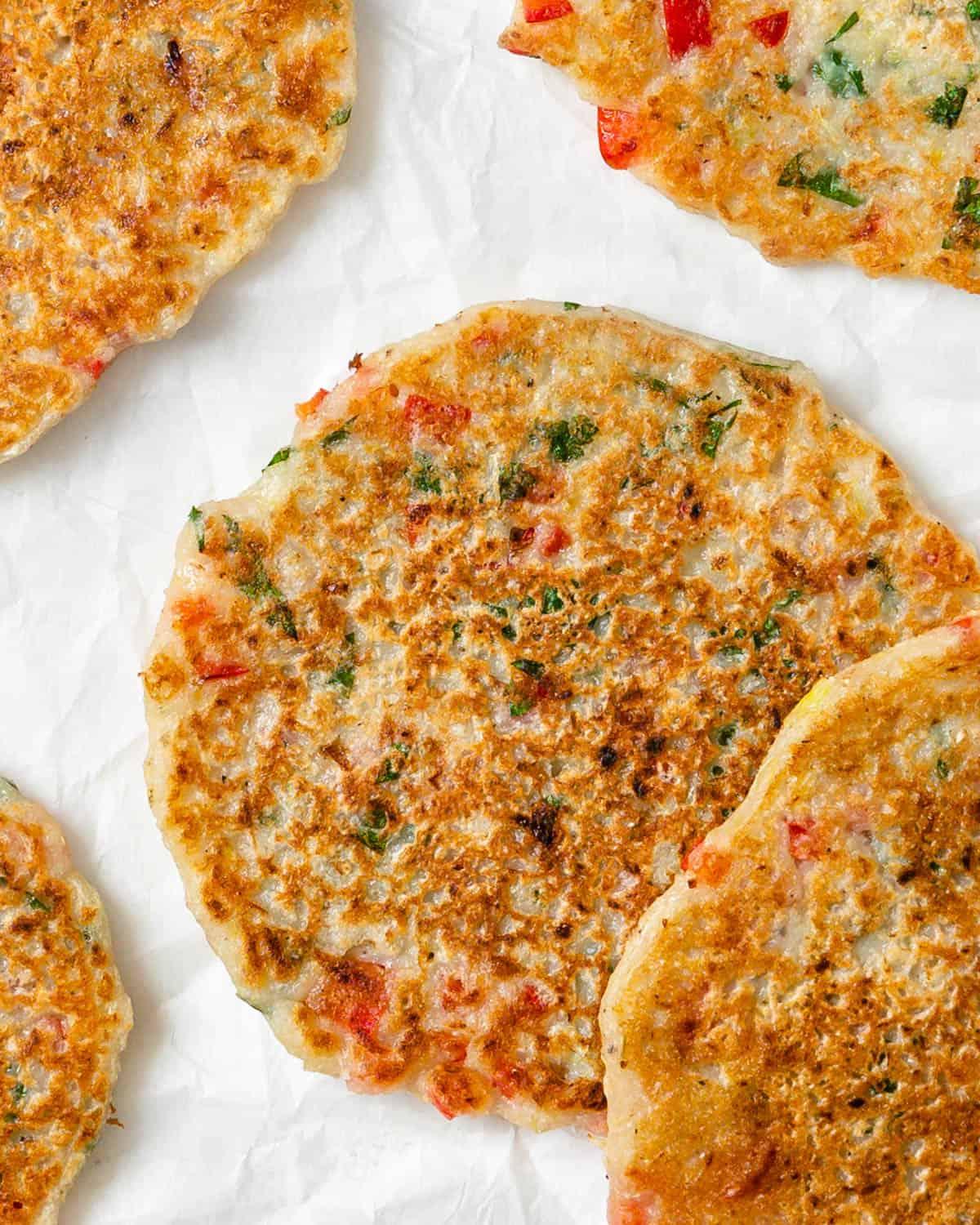 30 einfache vegane Kartoffelrezepte 2 Fertige vegane Kartoffelpuffer auf einer weißen Oberfläche