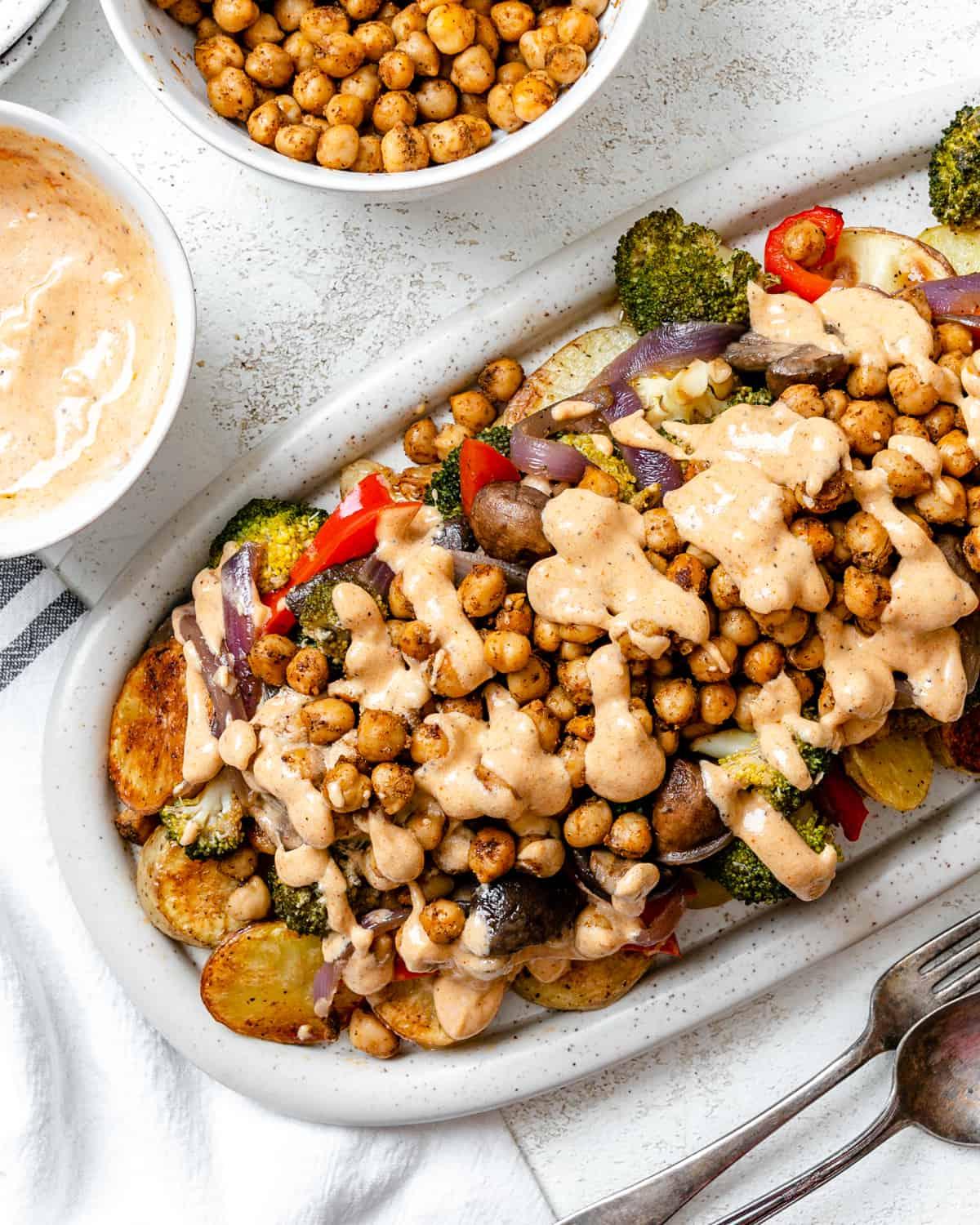 Gesunder Gerösteter Kartoffelsalat 2 Fertiger gesunder gerösteter Kartoffelsalat auf einer Servierplatte, bereit zum Genießen