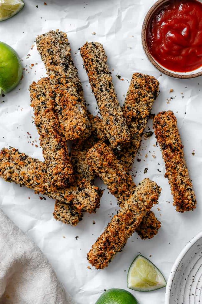 Vegane Fischstäbchen 2 Fertige vegane Fischstäbchen auf einer weißen Oberfläche