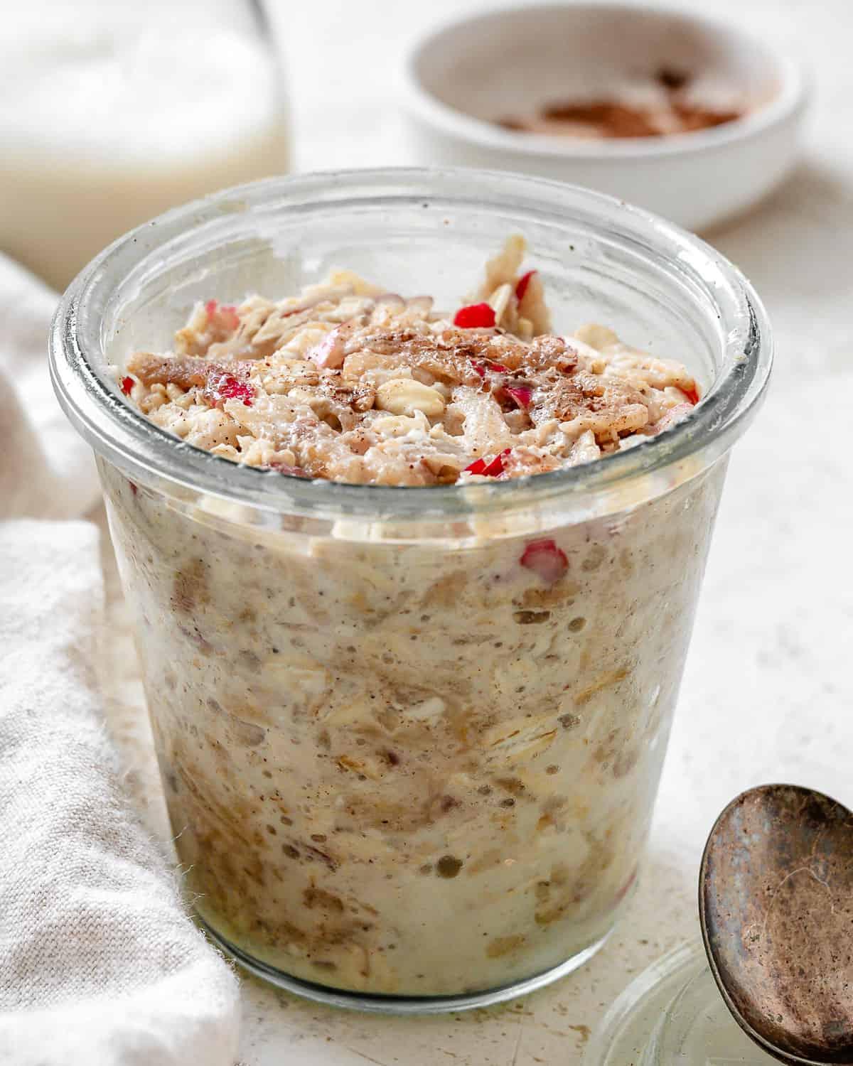 Apfel-Zimt-Overnight-Oats 2 Fertige Apfel-Zimt Overnight Oats in einem Glasbecher