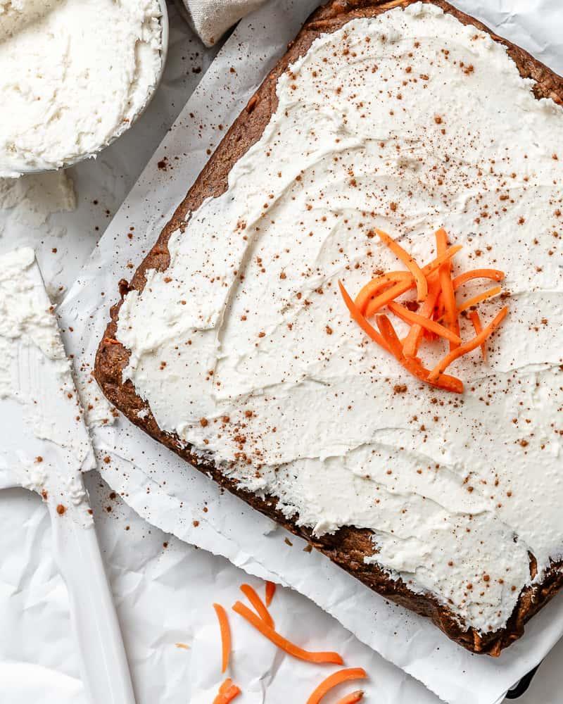 Veganer Karottenkuchen 2 Fertiger veganer Karottenkuchen auf weißer Oberfläche