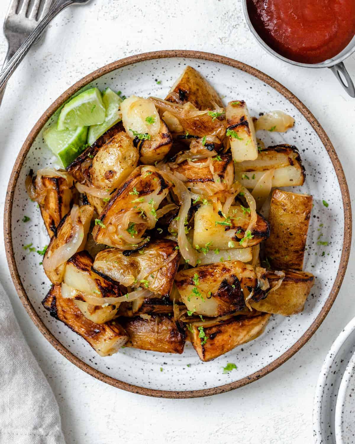 Knusprige Bratkartoffeln Rezept 2 Fertige knusprige Bratkartoffeln auf einem weißen Teller angerichtet