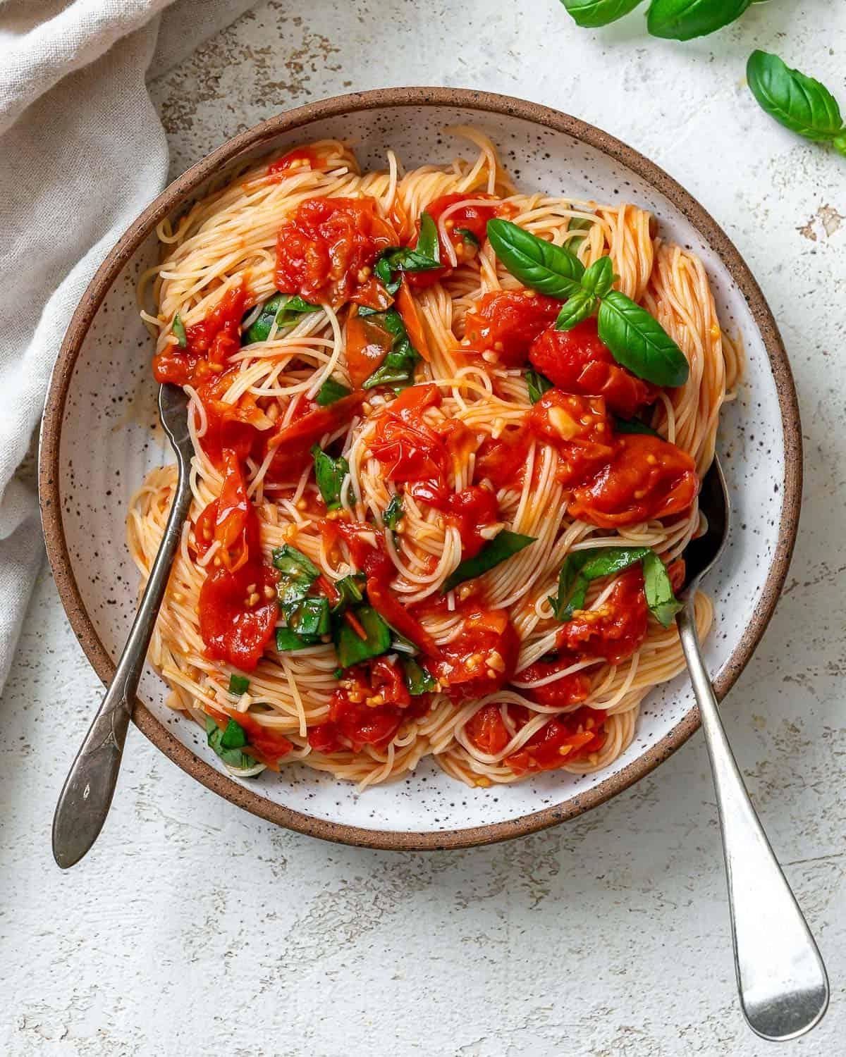 15-Minuten-Kirschtomaten-Basilikum-Pasta 2 Fertige 15-Minuten-Kirschtomaten-Basilikum-Pasta in einer appetitlich angerichteten Schüssel