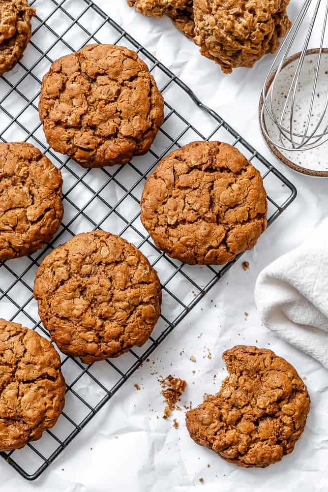 Lebkuchen-Haferflocken-Kekse 2 Fertige Lebkuchen Haferkekse auf einem Abkühlgitter