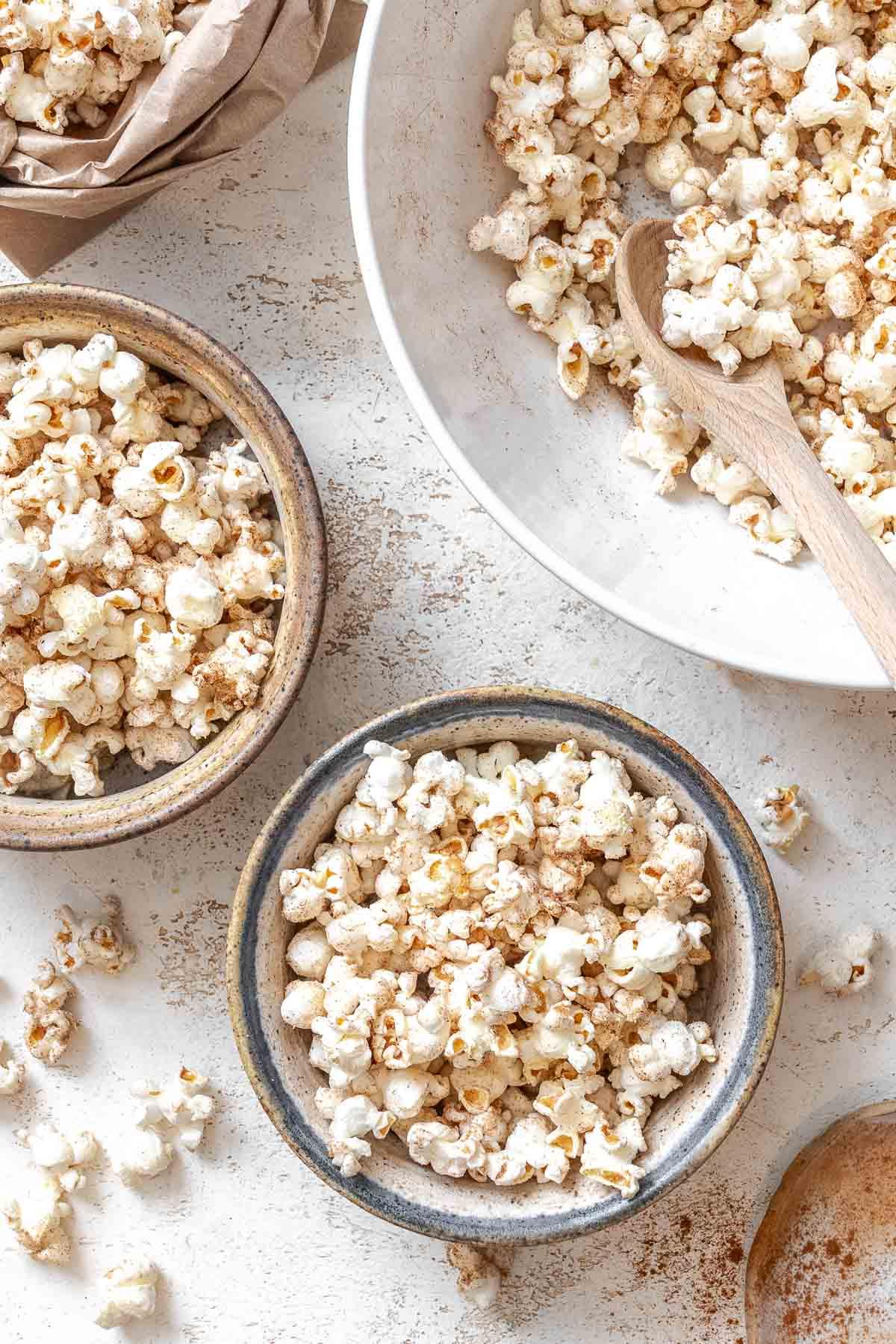 Drei einzelne Schalen mit fertig zubereitetem Chai-Popcorn.