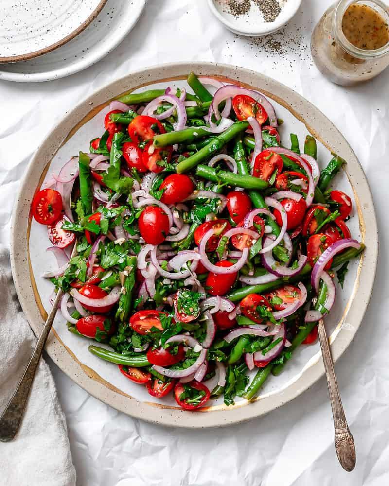 Grüner Bohnensalat 2 Fertig angerichteter grüner Bohnensalat auf einem Teller