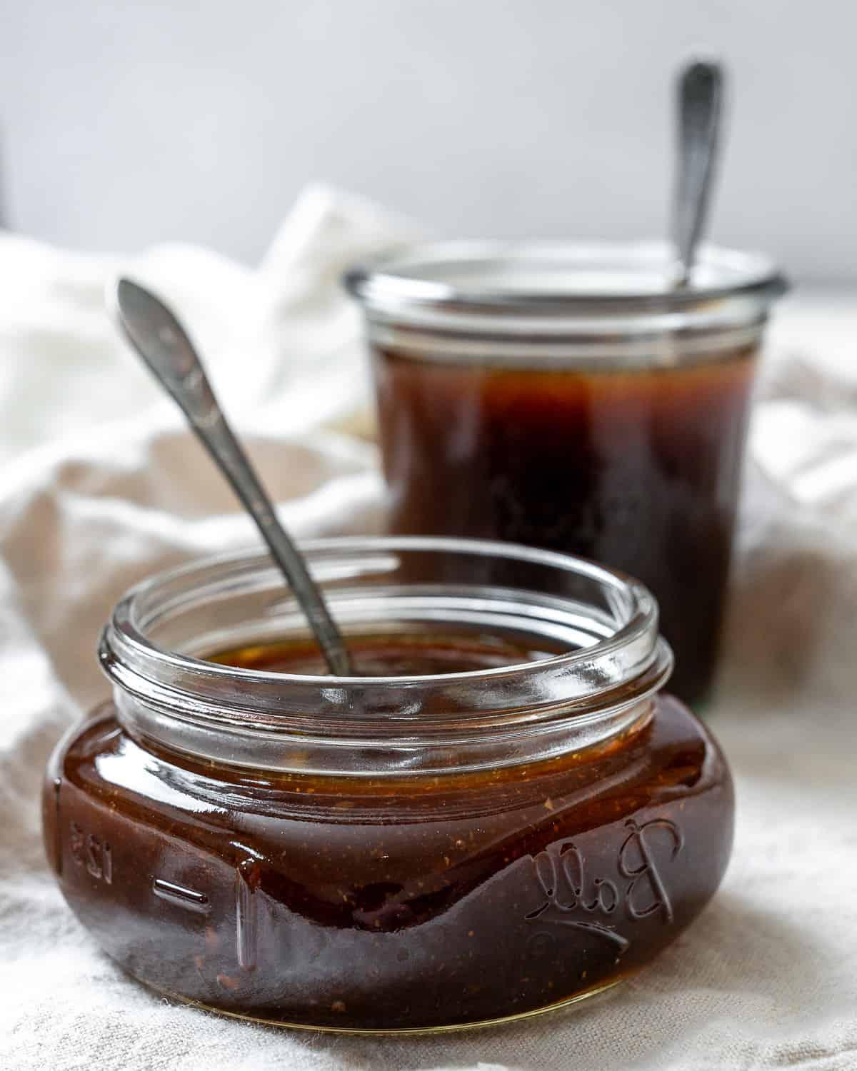 Einfache Vegane Teriyaki-Soße 2 completed Easy Vegan Teriyaki Sauce in two jars