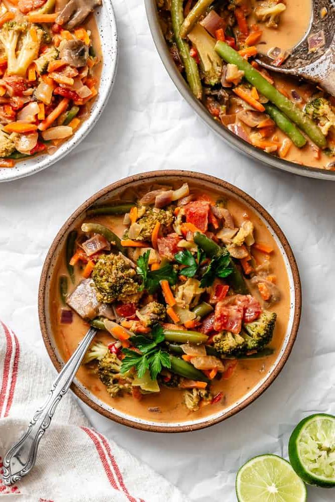 **Veganes Rotes Thai-Curry (30 Minuten)** 1 Fertiges veganes rotes Thai Curry (30 Minuten Gericht) auf einem Teller angerichtet