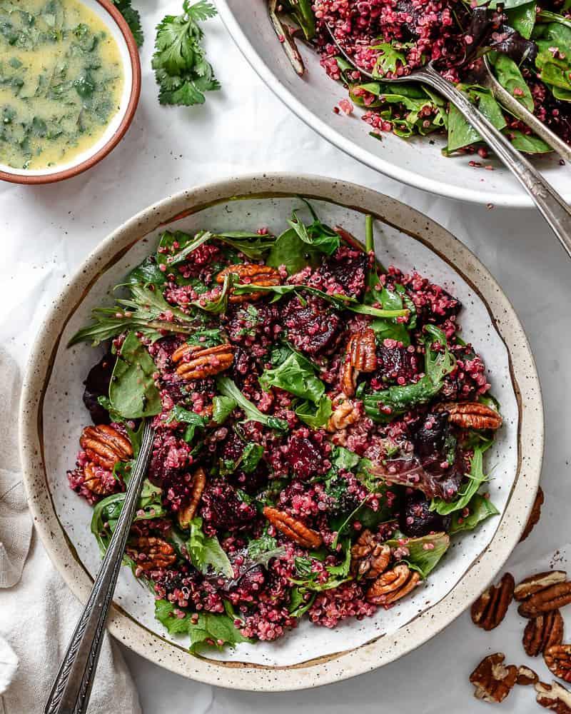 **Gerösteter Rote Bete und Quinoa Salat** 2 Fertig angerichteter Rote Bete Quinoa Salat auf einem Teller