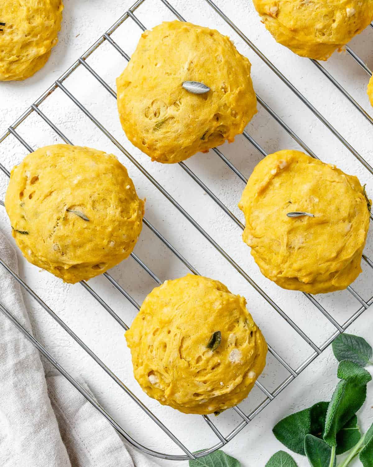 Butternusskürbis-Salbei-Gebäck 2 Fertige Butternut-Kürbis-Salbei-Biscuits auf einem Kuchengitter ausgelegt.