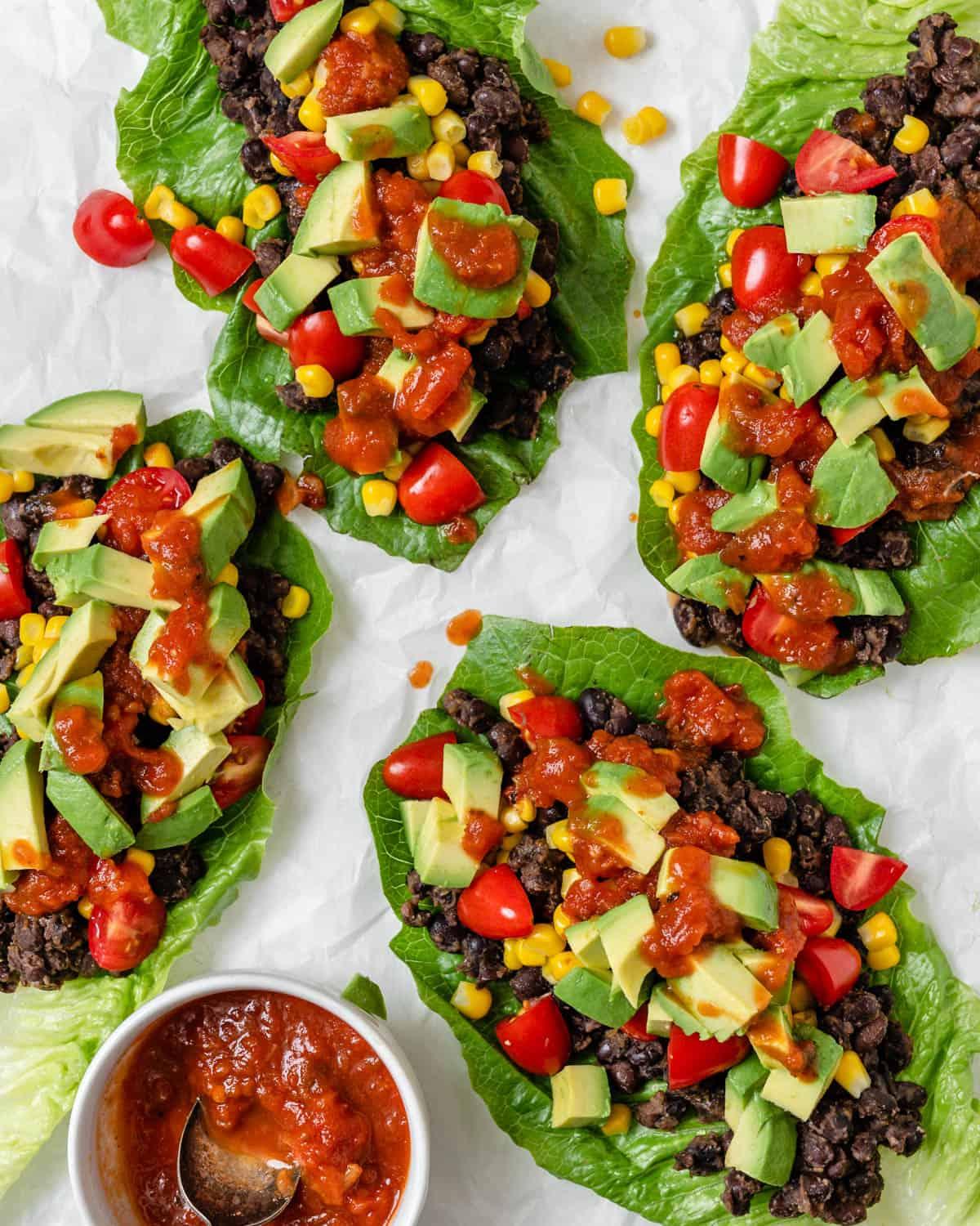 Vegane Schwarze-Bohnen-Salatwickel 2 completed Vegan Black Bean Lettuce Wraps against a white surface