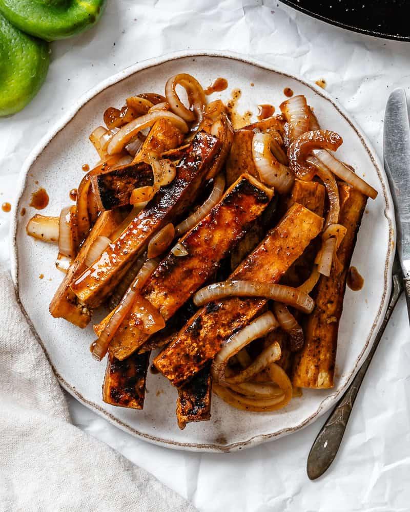 Gebratener Limetten-Tofu 2 Fertiger gebratener Limetten-Soja-Tofu auf einem Teller.