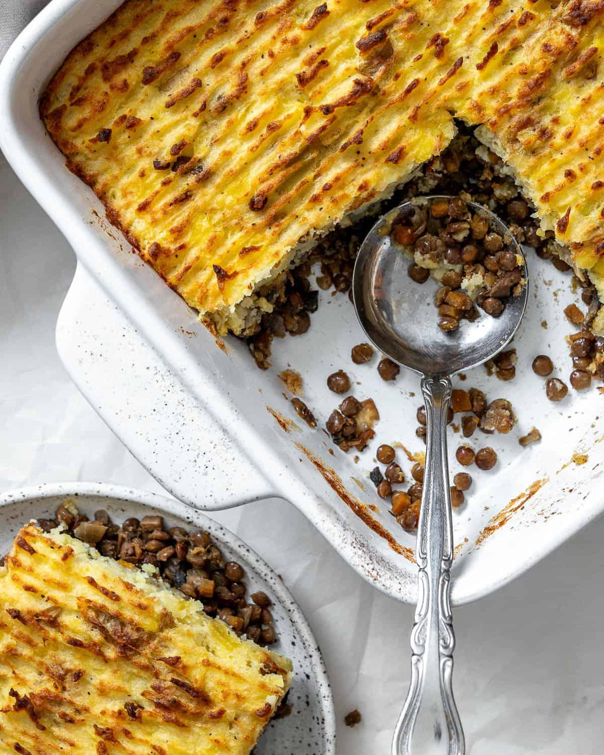 Veganer Linsen-Hirtenkuchen 2 Veganer Linsen-Hirtenkuchen mit goldbraunem Kartoffelpüree-Topping