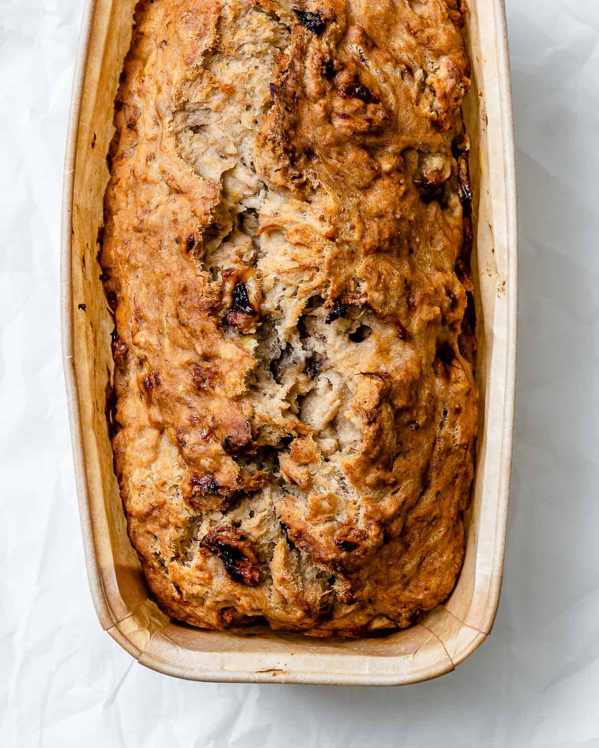 Einfaches Veganes Bananenbrot (Mit Apfelmus) 2 Fertiges einfaches veganes Bananenbrot (mit Apfelmus) in einer Kastenform vor weißem Hintergrund
