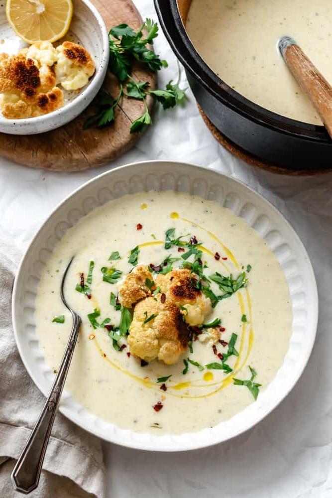 Geröstete Blumenkohlsuppe 2 Fertige Geröstete Blumenkohlsuppe in einer Schüssel, garniert.