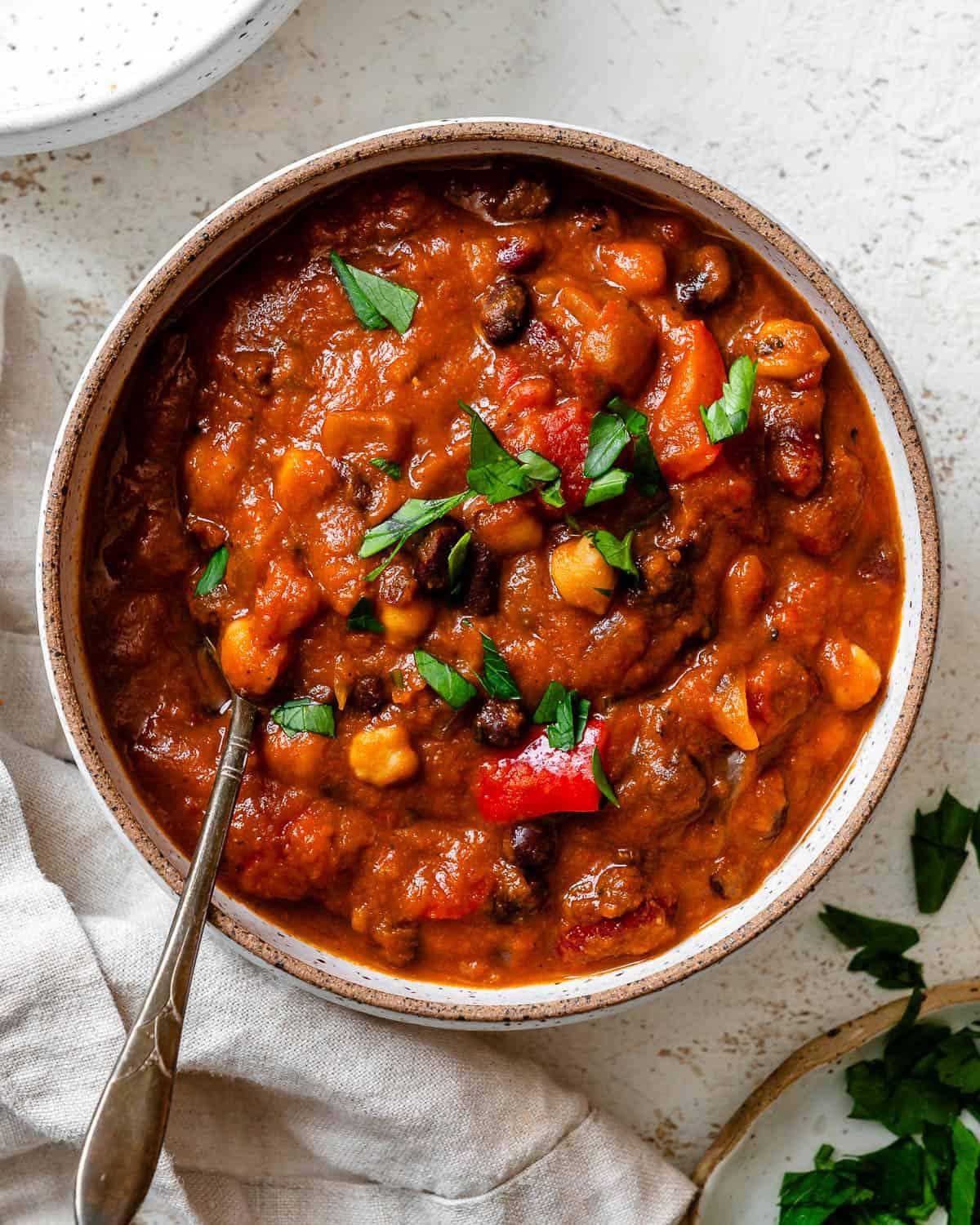 fertiges Veganes Kürbis-Chili [Herd + Slow Cooker] auf einer weißen Oberfläche