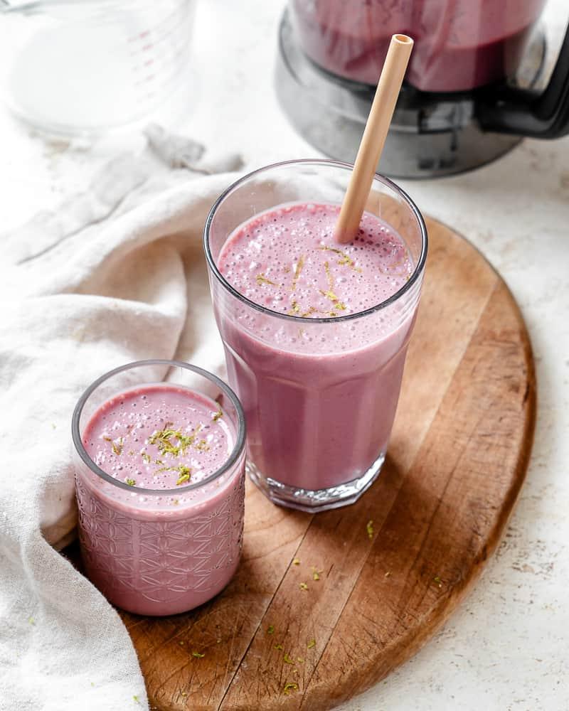 Einfacher Himbeer-Smoothie 2 Fertiger einfacher Himbeer-Smoothie in Gläsern
