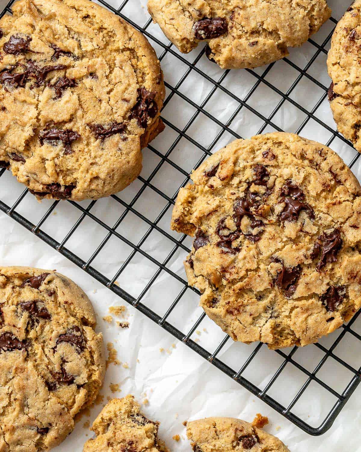 Fertig gebackene milchfreie Chocolate Chip Cookies auf einem Gitterrost und einer weißen Oberfläche