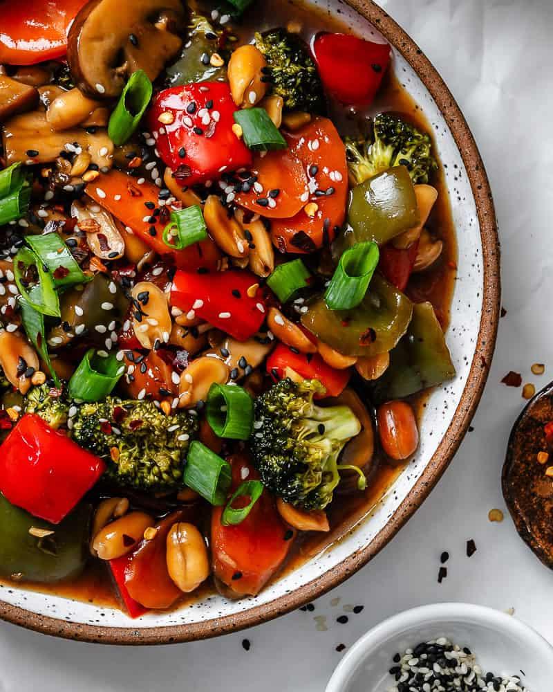 **Kung Pao-Gemüse** 2 Fertiges Kung Pao Gemüse auf einem Teller.