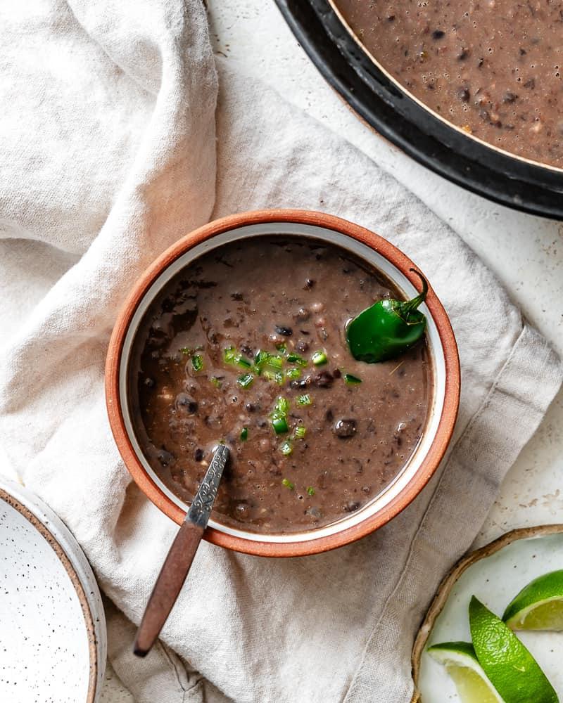 Schwarze Bohnensuppe 2 Schwarze Bohnensuppe in einer Schüssel mit gewürfelten Jalapeños.