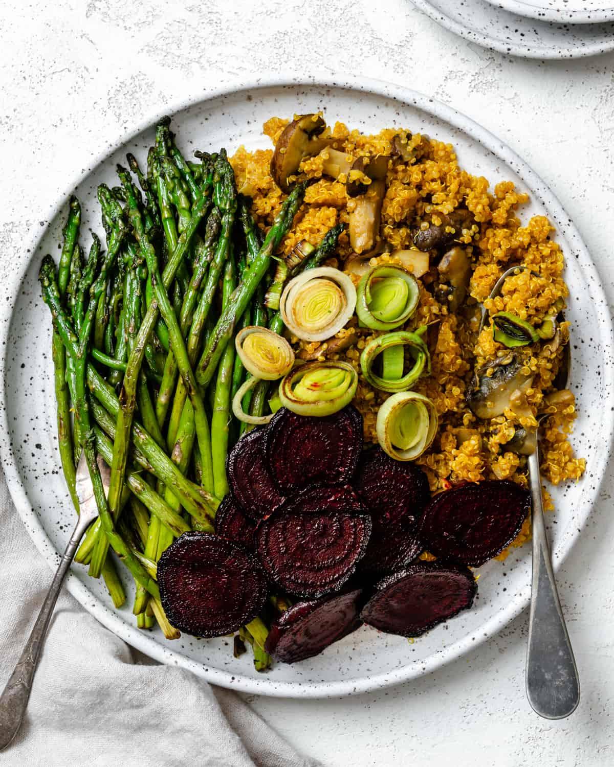 Gesunde Quinoa Gemüse-Bowl 2 Fertige gesunde Quinoa-Gemüse-Bowl auf einer weißen Oberfläche angerichtet