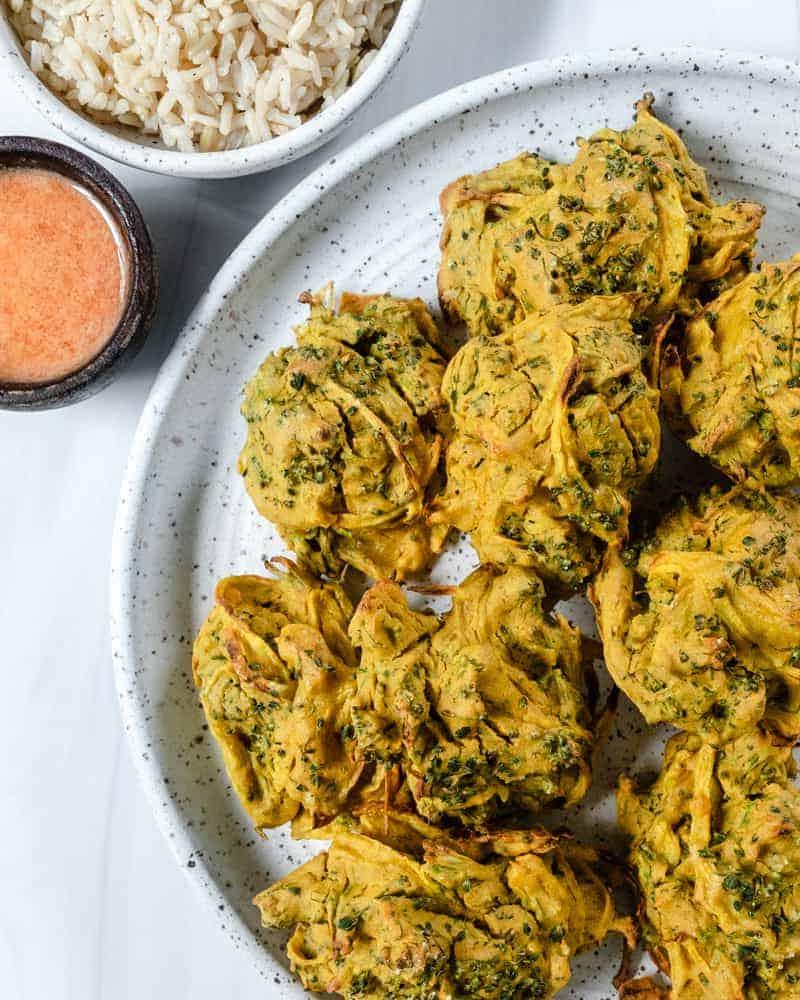 Fertige Brokkoli- und Zwiebel-Pakora auf einem Teller angerichtet