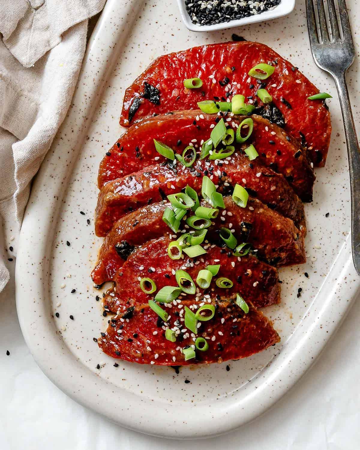 Fertiger veganer Wassermelonen-Thunfisch (Sashimi + Steaks) auf einem Backblech
