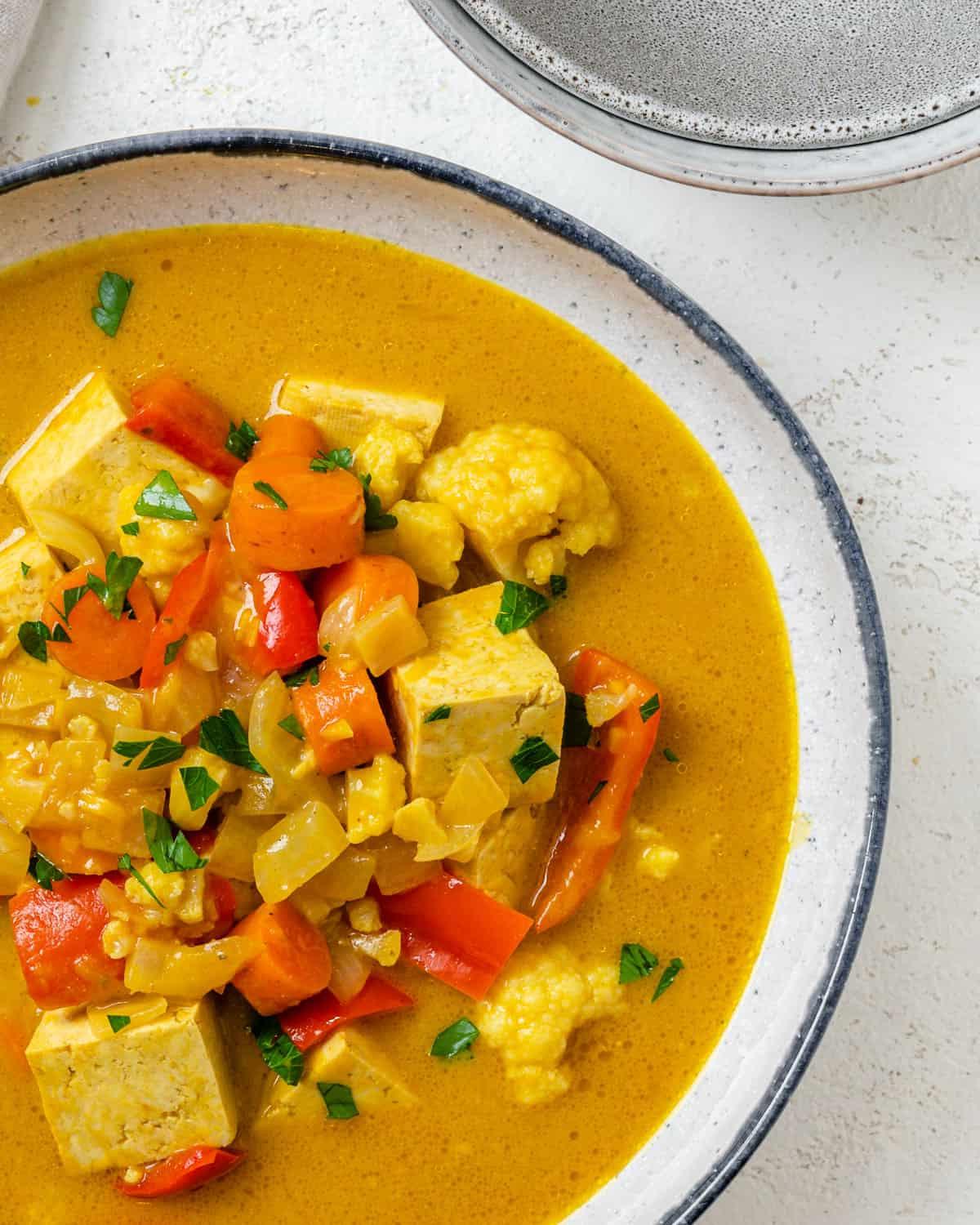 Kürbiscurry 2 Fertiges Kürbis-Curry auf hellem Untergrund