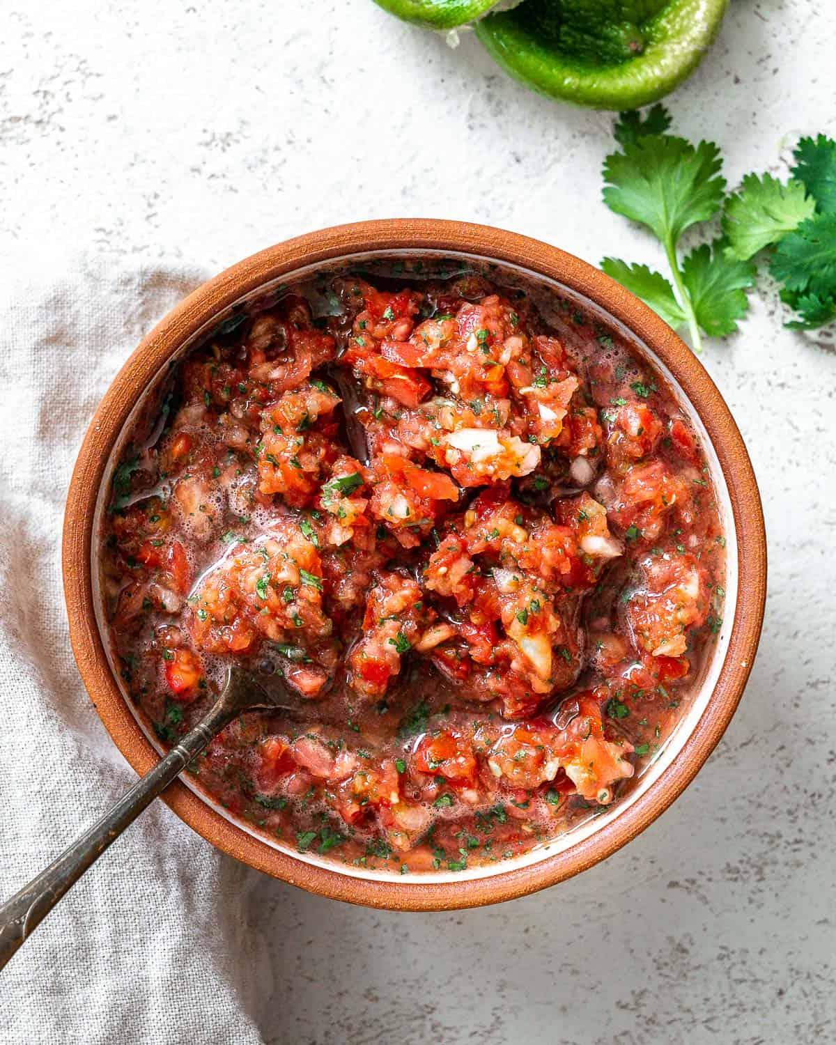 **5-Minuten Gartenfrische Salsa** 2 Fertige 5-Minuten-Gartensalsa auf weißem Untergrund