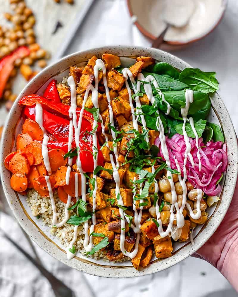 Fertig gestellte Süßkartoffel-Quinoa-Bowl in einer Schüssel