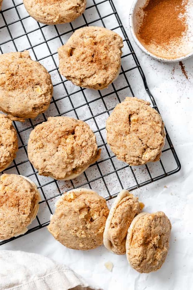 Apfelkuchen-Cookies 2 Fertige Apfelkuchen-Kekse auf einem Kühlgitter