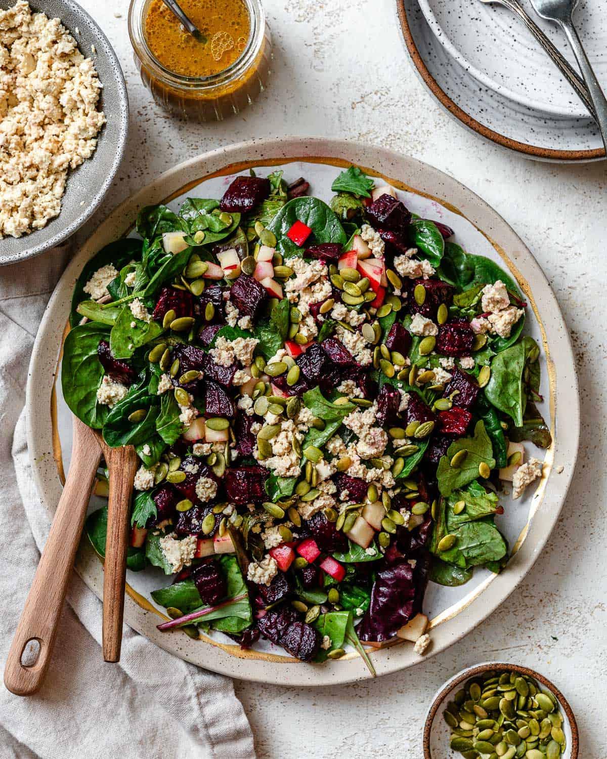 Veganer Gebratener Rote-Bete-Salat (Mit ‘Feta’ und Apfel) 2 Fertiger Veganer Rote Bete Salat (mit ‚Feta‘ und Apfel) auf einem Teller angerichtet