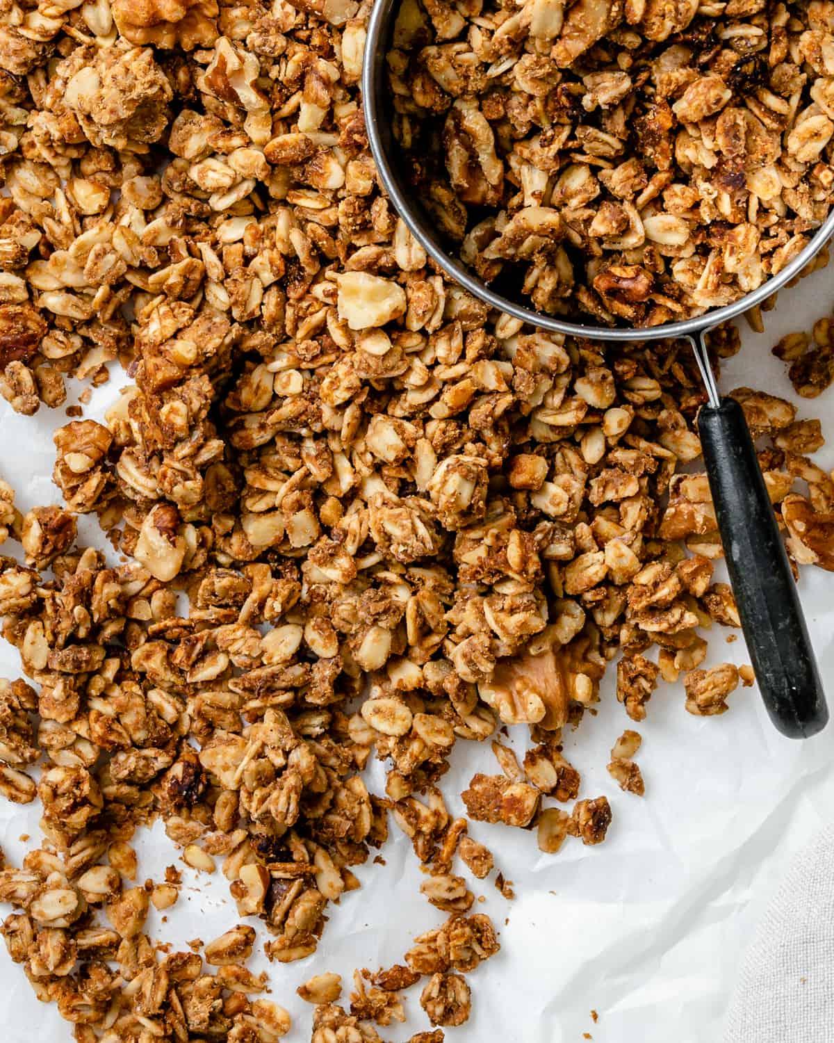 Einfaches Erdnussbutter Granola 2 completed Easy Peanut Butter Granola against a white background