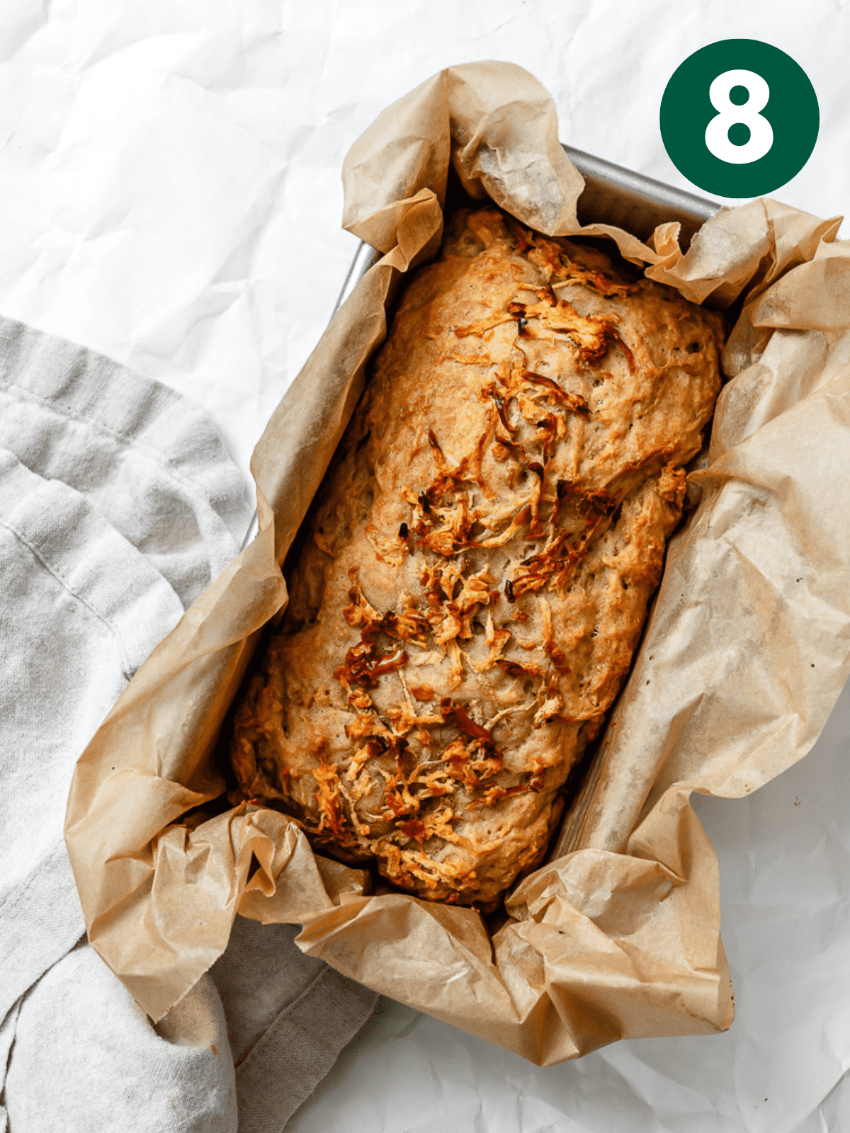 Apfel-Zimt-Brot 11 Gebackenes veganes Apfel-Zimt-Brot in einer Kastenform.
