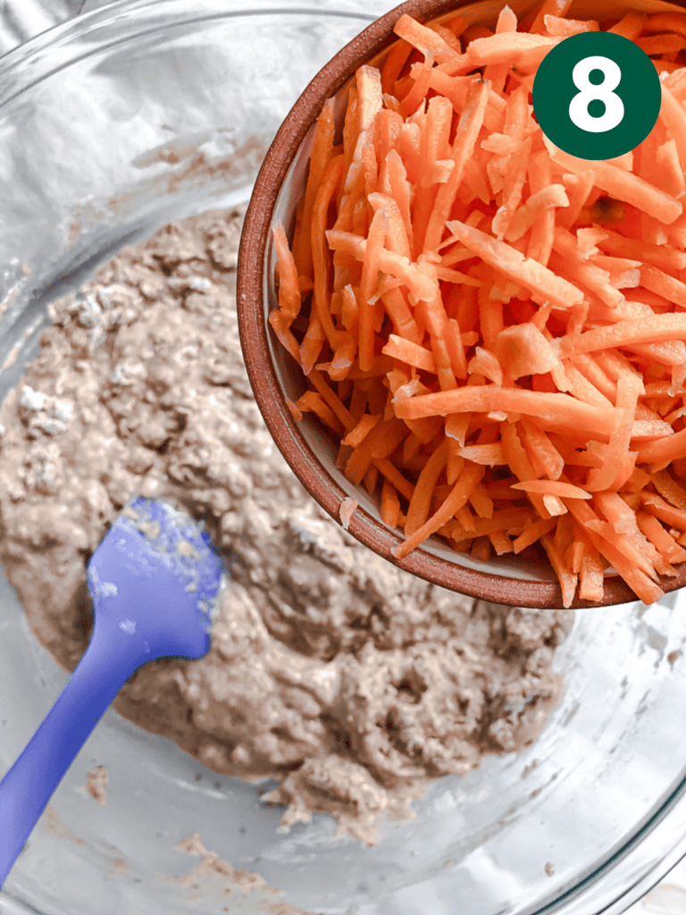 Veganer Karottenkuchen 11 Schritt: Geraspelte Karotten in Schüssel geben