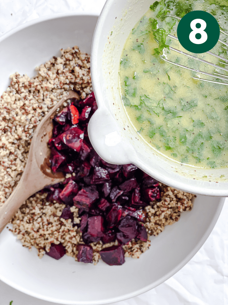 **Gerösteter Rote Bete und Quinoa Salat** 11 Dressing in die Schüssel geben