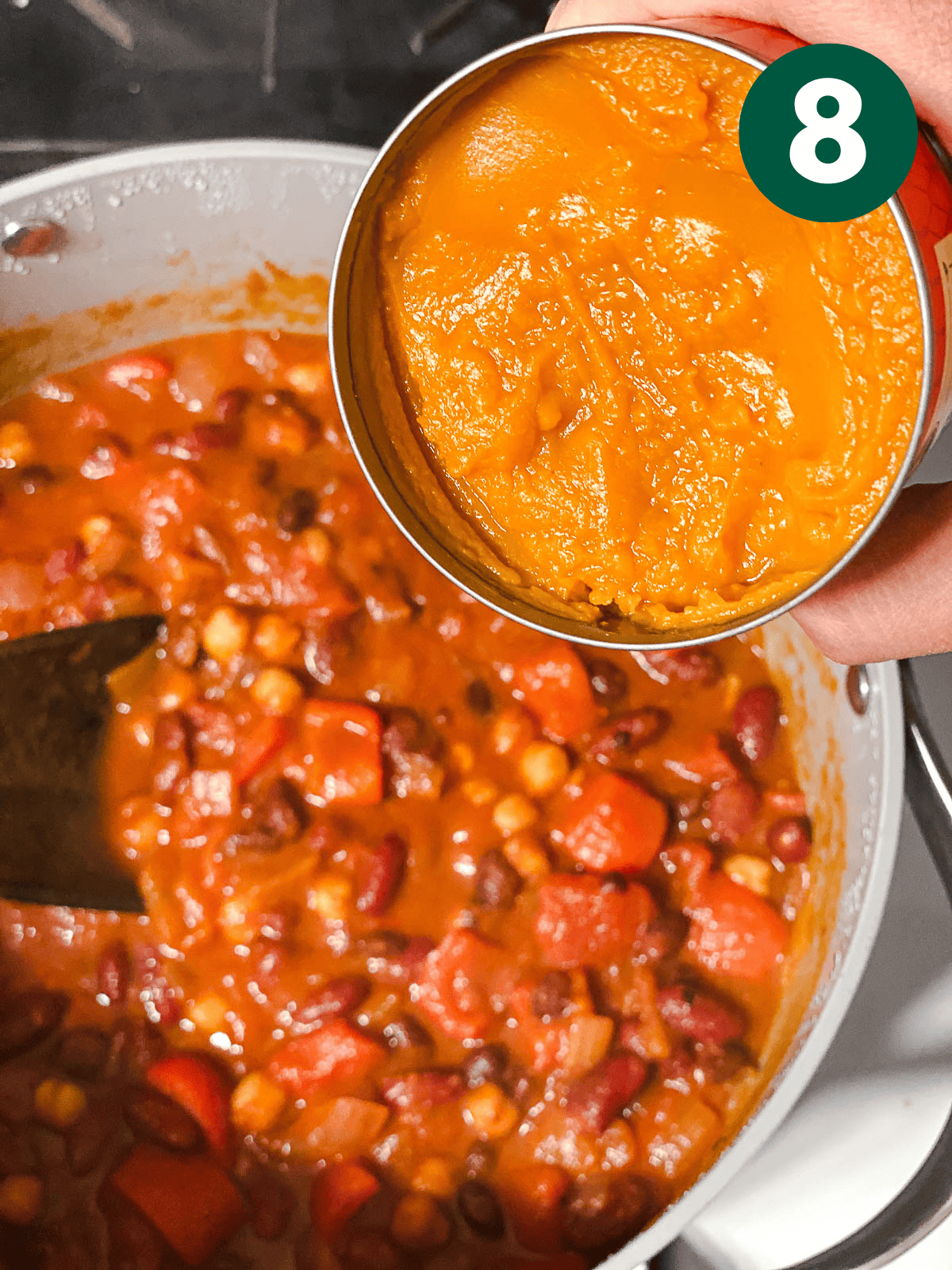 Veganes Kürbis-Chili für Schongarer und Herd 11 Prozessaufnahme des Hinzufügens von Zutaten zur Pfanne