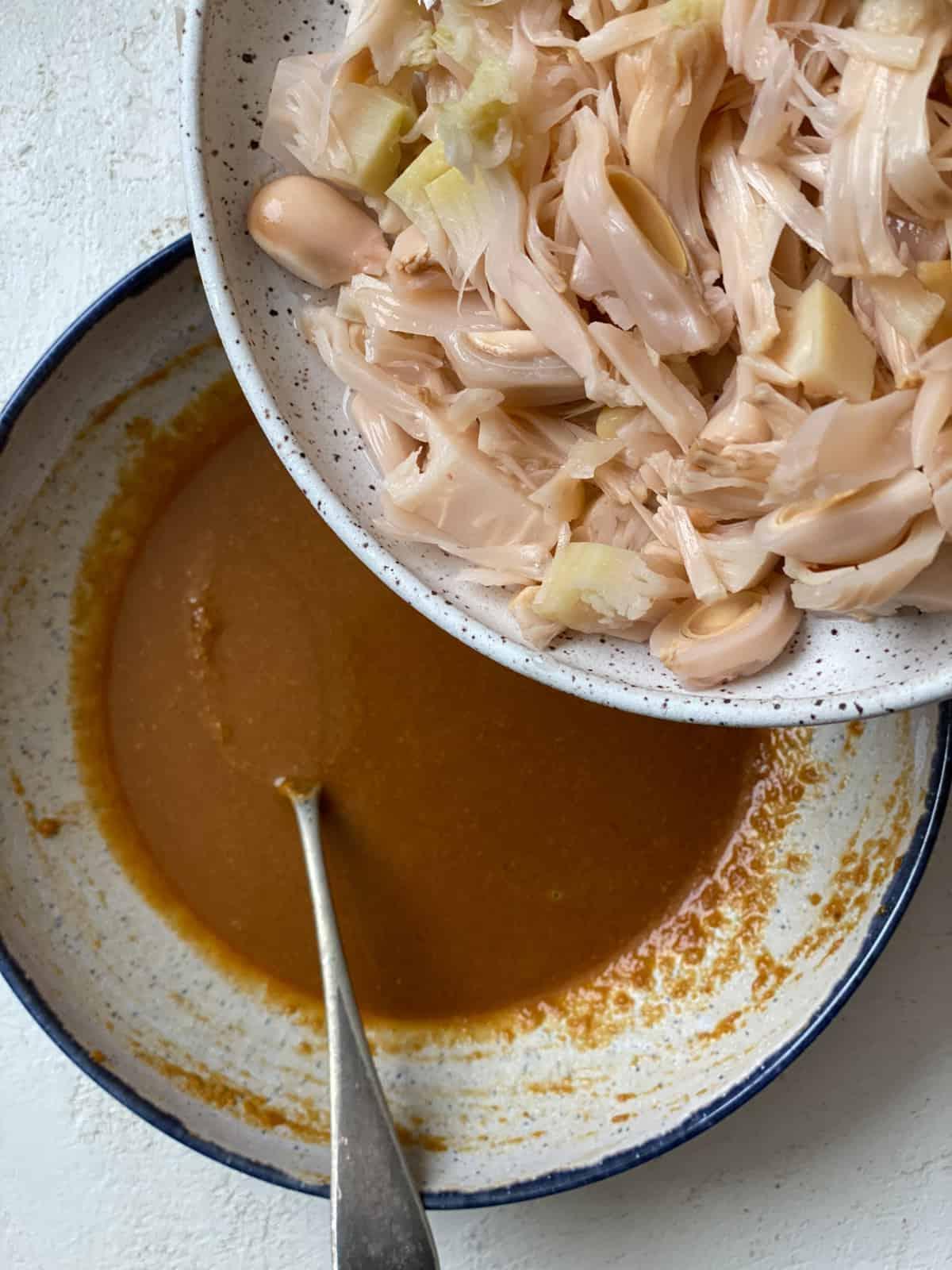 Jackfrucht-Salatwickel 11 Zubereitungsschritt: Jackfrucht in die Schüssel mit Sauce geben