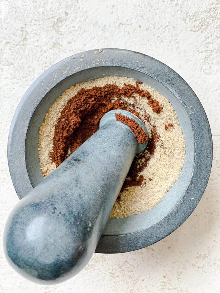 Portobello-Pilz-Sandwich mit Kaffee-Rub 11 Prozessaufnahme: Kaffee wird in die Gewürzmischung gemahlen