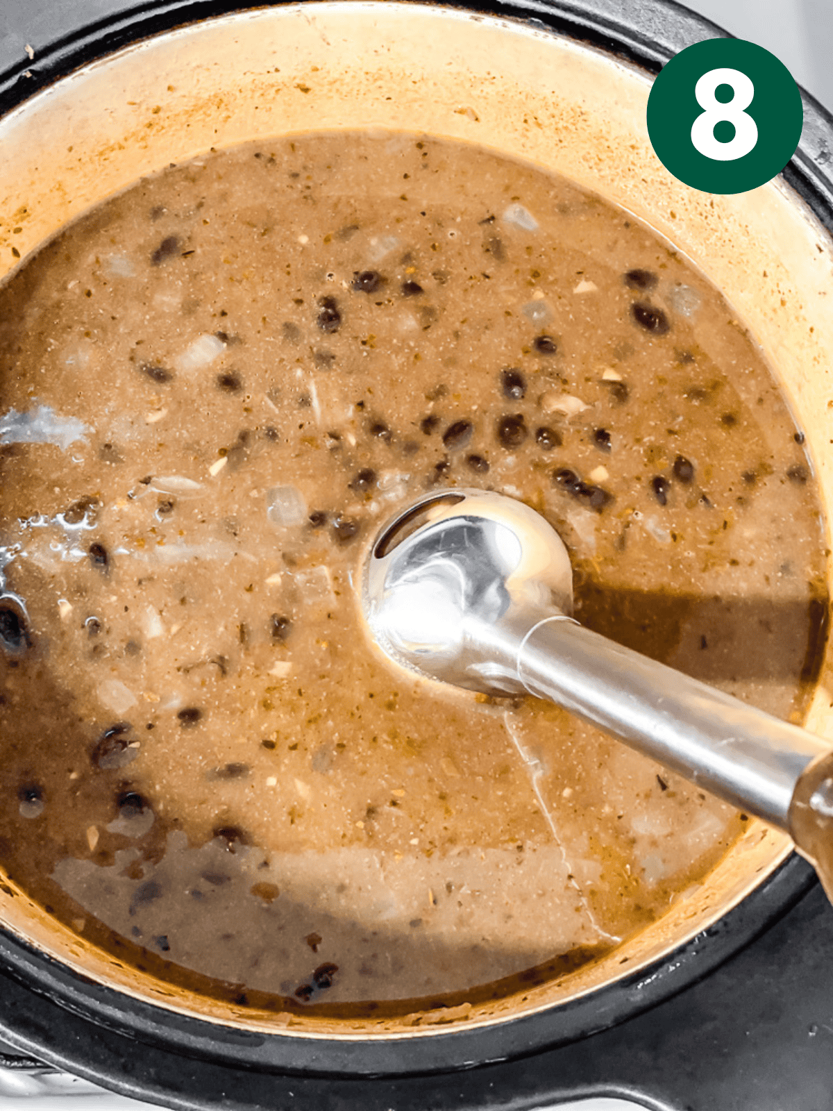 Schwarze Bohnensuppe 11 Schwarze Bohnensuppe mit einem Stabmixer pürieren.